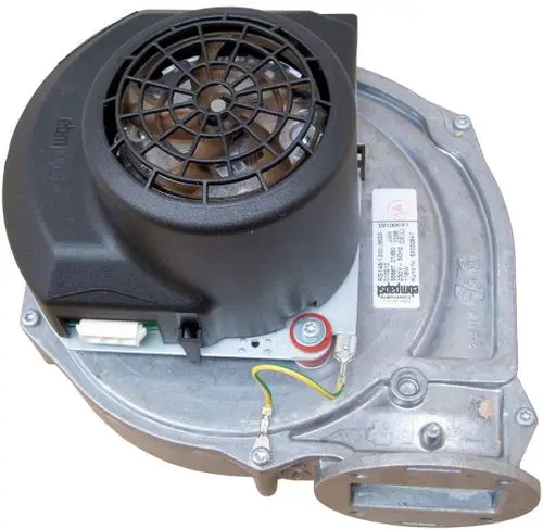Bosch Verbrennungsluftgebläse mit einem runden Lüfter und einer Metallbasis. Sichtbare Anschlüsse und Kabel. Gehäuse aus Kunststoff und Metall.